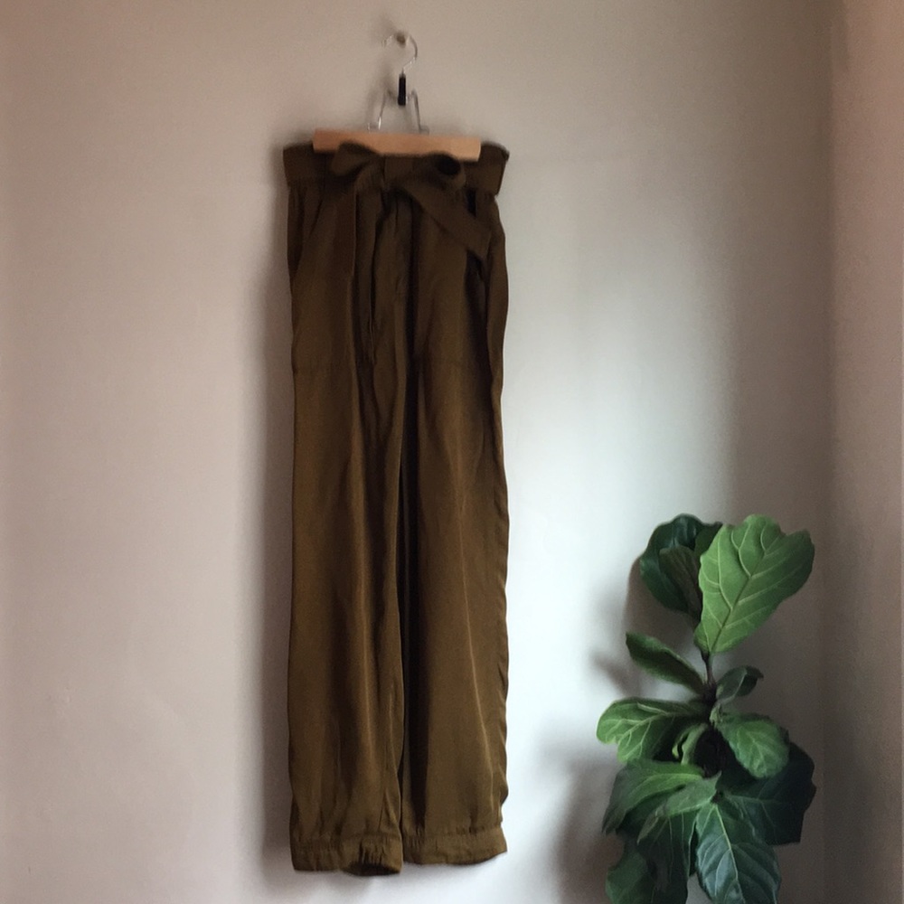 H&M olive paper bag pants Size 4